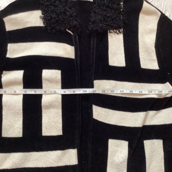 Beautiful Lisa International black/white sweater fringe neck EUC - Picture 9 of 11